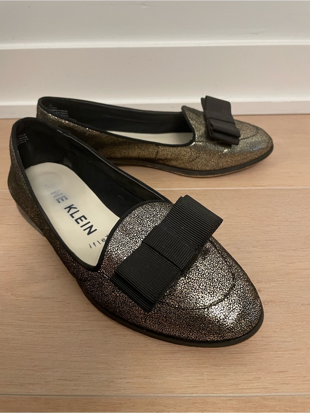 ANNE KLEIN Iflex Akdakodah Metallic Gold and Black Bow Loafers